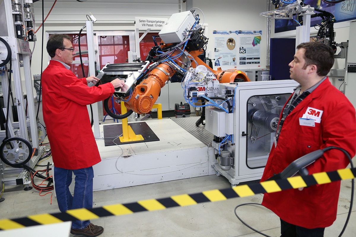 Mithilfe eines Roboters testet und demonstriert 3M Klebelösungen in seinem Automotive Trainings- und Anwendungszentrum im nordrhein-westfälischen Neuss (Quelle: 3M)