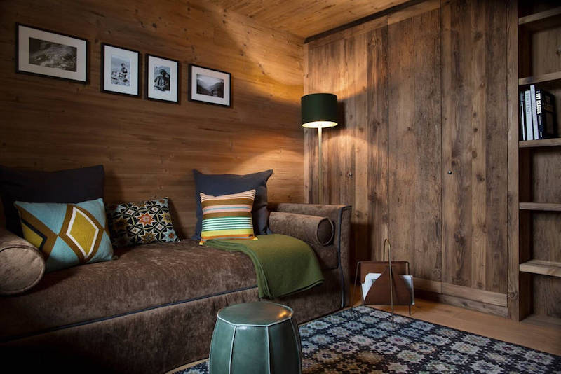 Holz und warme Farben dominieren